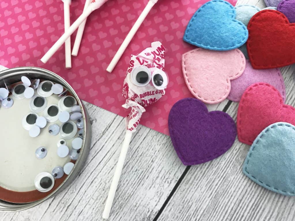 It is time to get more crafty again as we get close to the Valentine's Day. Some cute valentine sucker butterflies will certainly make your day.