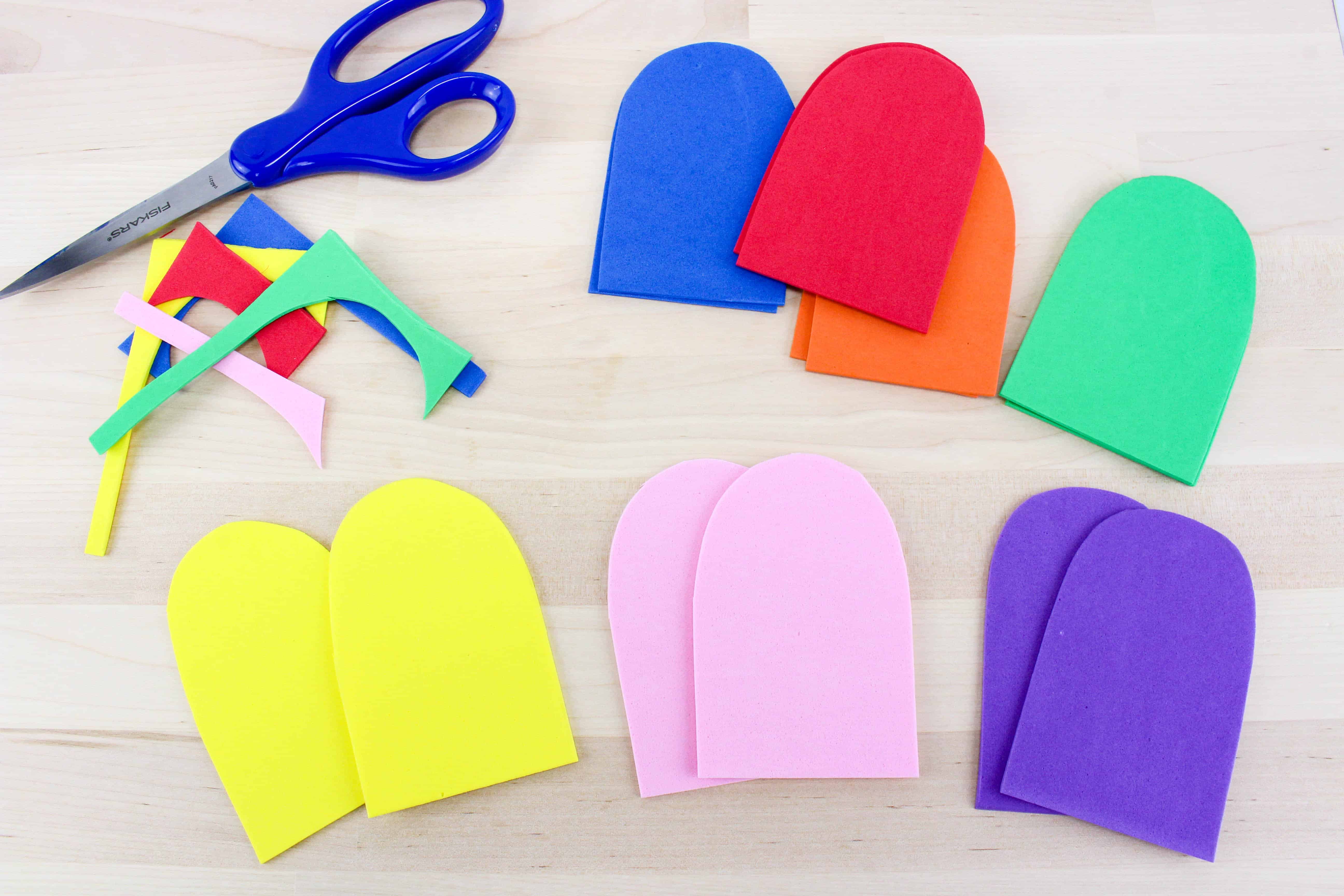 It is the time to learn about colors in the hotter temperature. Today I would like to share Color Matching Popsicles Craft to help kids learning more colors