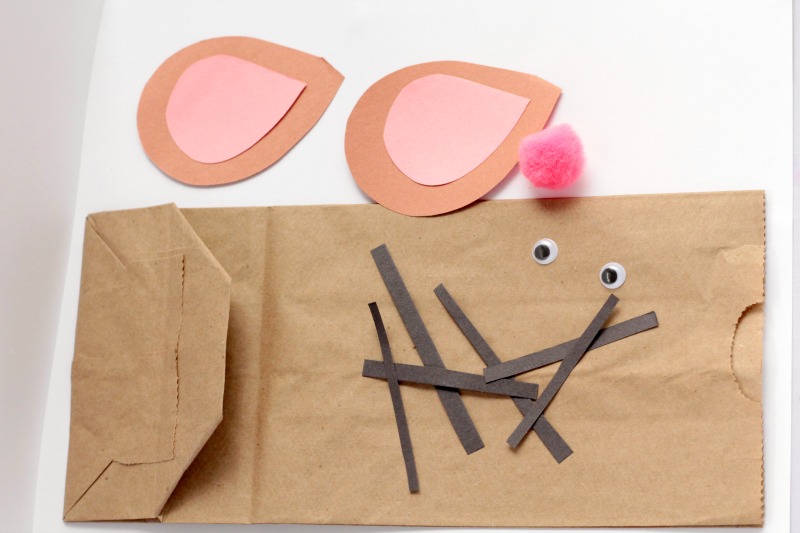 This is perfect for little ones getting into crafting. Transform paper lunch bags into talking, interactive paper bag mouse puppets craft.