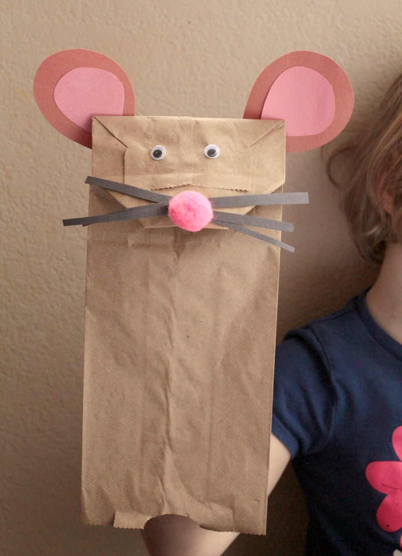 This is perfect for little ones getting into crafting. Transform paper lunch bags into talking, interactive paper bag mouse puppets craft.