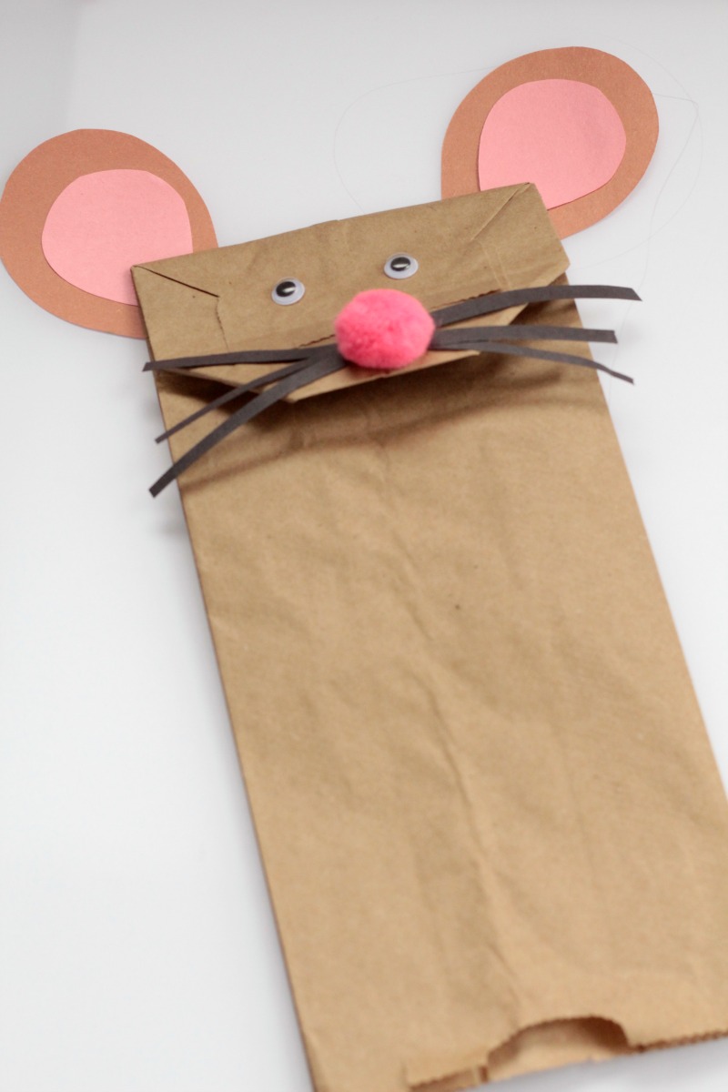 This is perfect for little ones getting into crafting. Transform paper lunch bags into talking, interactive paper bag mouse puppets craft.