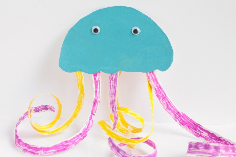 Kids will love making these Letter J Craft: jellyfish paper plate when studying the letter J. You can make this craft with ocean, beach, or summer theme!