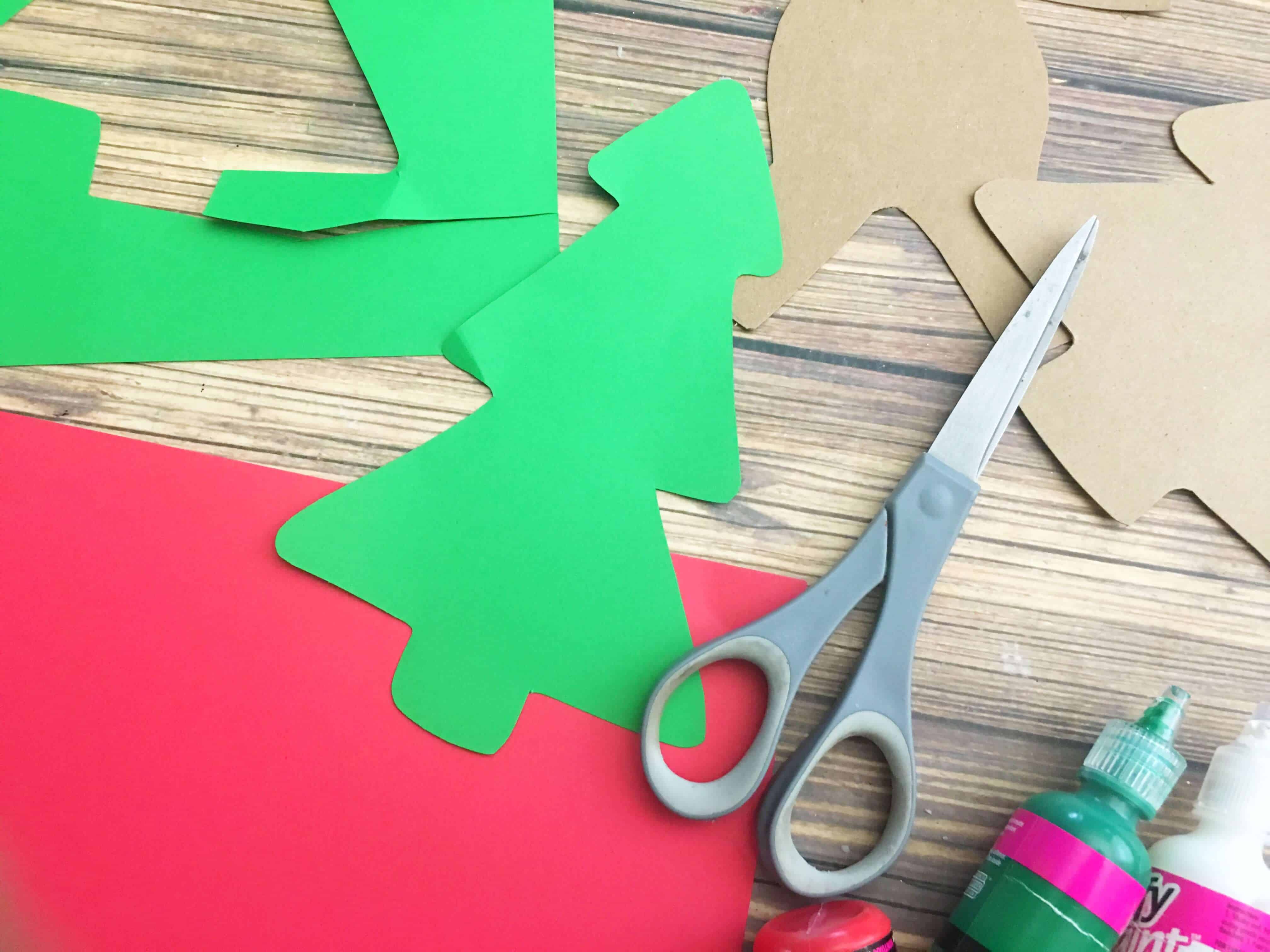 Cute, easy and fun paper gingerbread craft that you can make after reading a Gingerbread man book. Great craft for preschool or kindergarten.