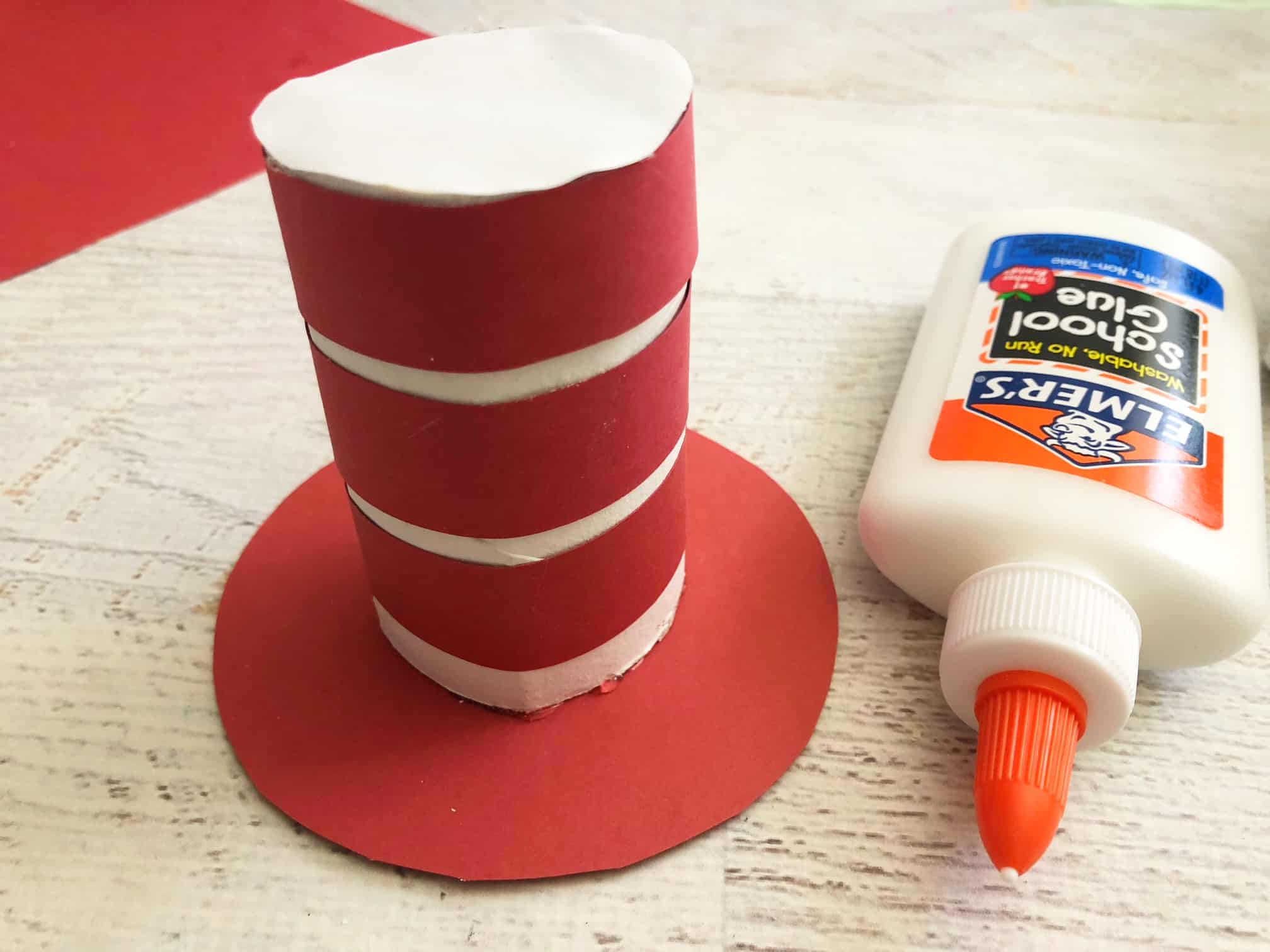 Who doesn't know the legendary book Cat in The Hat written by Dr. Seuss? The red and white hat is very famous and cute. Today I am glad to share a fabulous Cat in The Hat craft for preschoolers and kindergartens.